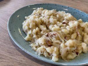 Strapačky s kyslou kapustou: tradičný recept so slaninou