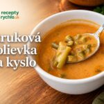 Struková polievka na kyslo: smotanový recept s paprikou Smotanová struková polievka na kyslo s fazuľovými strukmi v bielej miske a lyžicou na drevenom stole