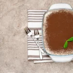 Čím ochutiť tiramisu: amaretto, rum, marsala alebo bez alkoholu? Tiramisu s mascarpone krémom, kávou a vrstvou kakaa