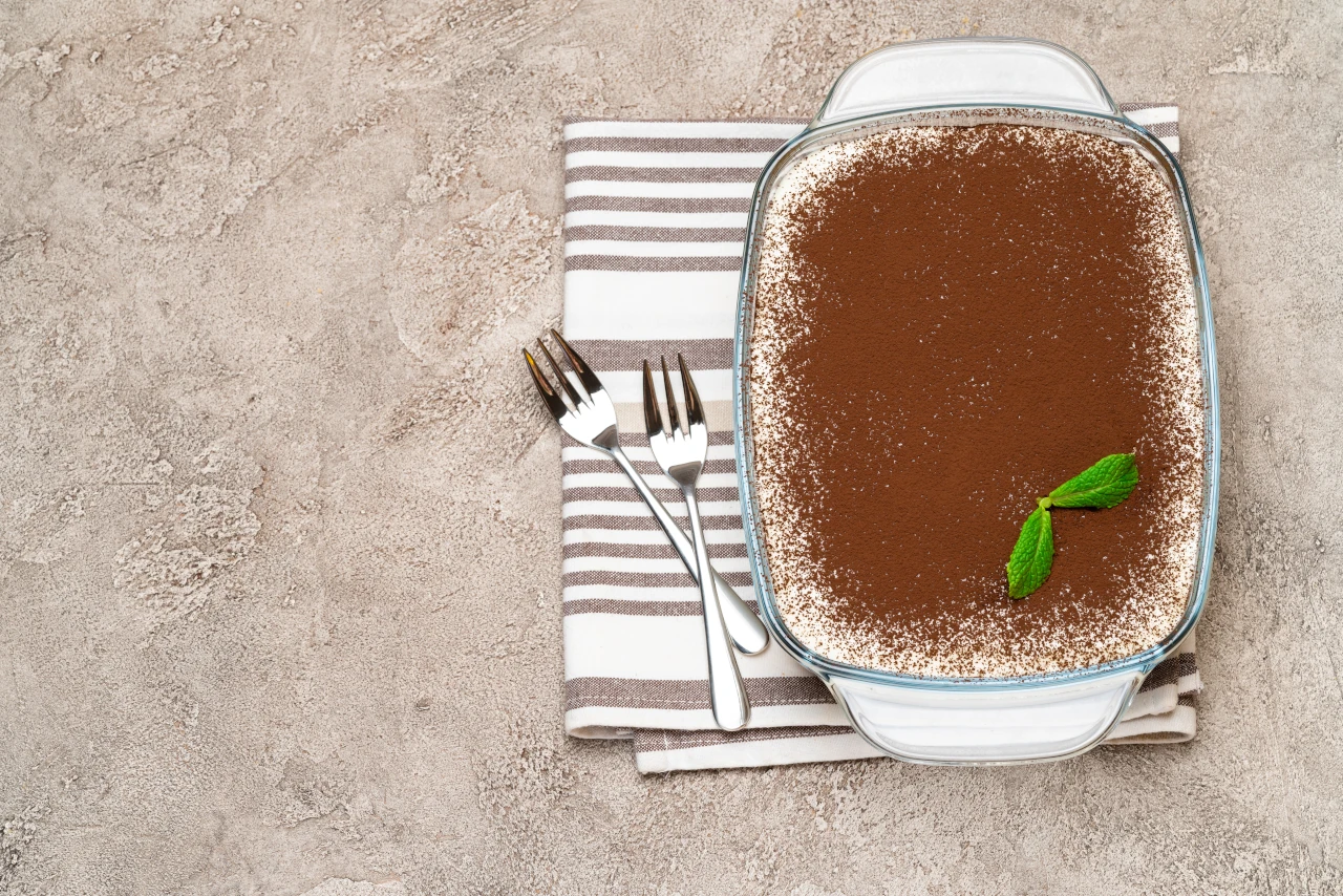 Tiramisu s mascarpone krémom, kávou a vrstvou kakaa