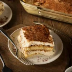 Akú kávu použiť do tiramisu? Moka, espresso alebo instantná Šálka vychladnutej kávy pripravená na namáčanie piškót do tiramisu