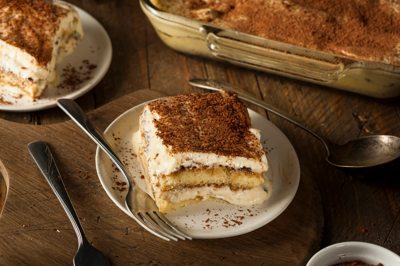 Šálka vychladnutej kávy pripravená na namáčanie piškót do tiramisu