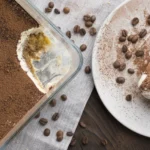 Tiramisu so surovými vajcami alebo bez vajec – čo je lepšie a bezpečnejšie? Tiramisu s mascarpone, kávou, piškótami a kakaom
