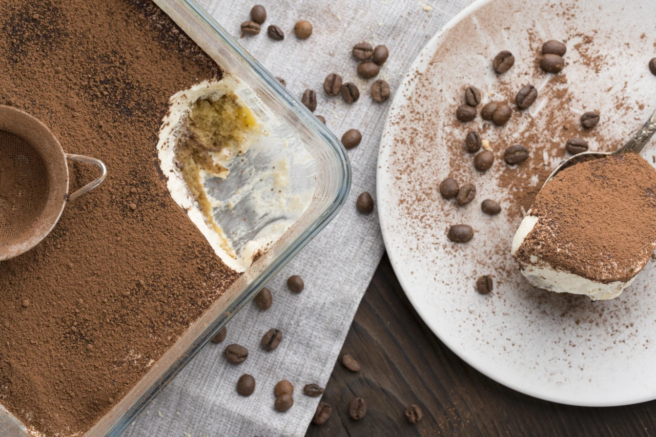 Tiramisu s mascarpone, kávou, piškótami a kakaom