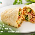 Tortilla wrap s kuracím mäsom prekrojený na polovicu, naplnený kuracím mäsom, uhorkou, syrom, slaninou a zeleninou, podávaný na bielom tanieri s logom ReceptyRychlo.sk