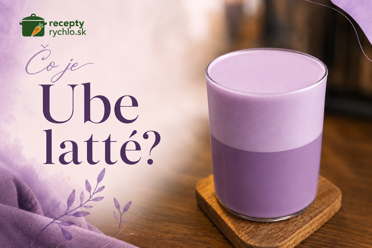 Fialové ube latte s napeneným mliekom v sklenenom pohári