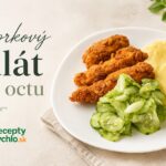 Uhorkový šalát bez octu: jednoduchý recept s citrónom Uhorkový šalát bez octu podávaný s kuracími rezníkmi a zemiakovou kašou
