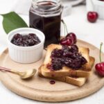 Ako pripraviť višňový džem: recept, ktorý sa vždy vydarí Višňový džem na hrianke s čerstvými višňami
