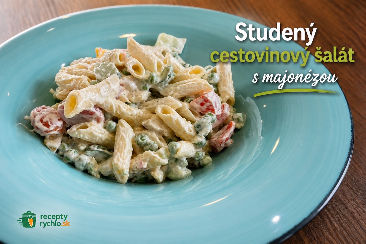 Studený cestovinový šalát s majonézou, zeleninou a cestovinami