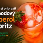 Jahodový Aperol Spritz: ovocná letná verzia klasického koktailu za 7 minút Jahodový Aperol Spritz s ľadom a čerstvou jahodou