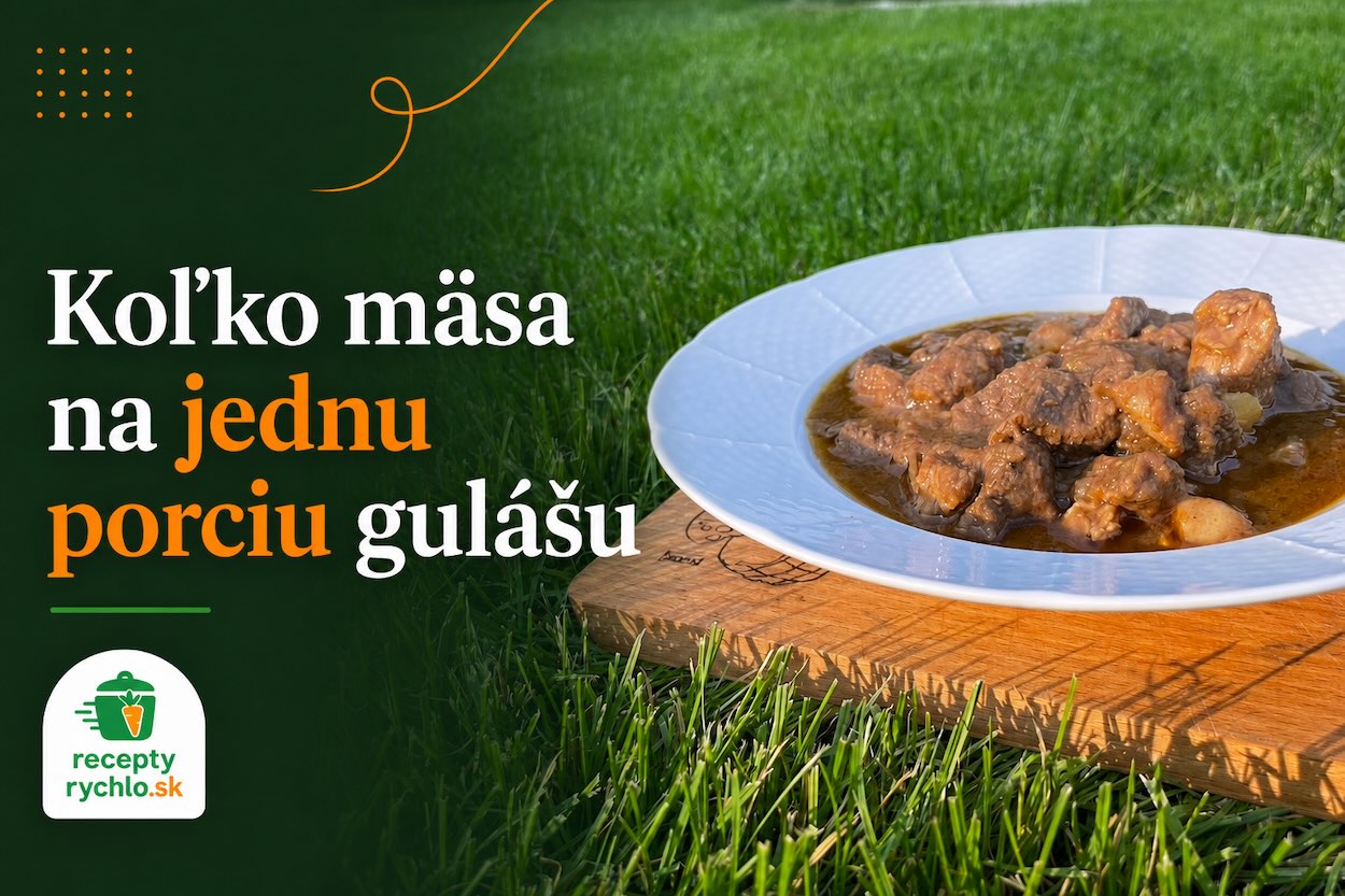 Porcia gulášu s kúskami mäsa na tanieri