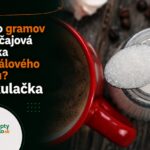 Koľko gramov má 1 čajová lyžička kryštálového cukru? Odpoveď a kalkulačka Čajová lyžička kryštálového cukru nad sklenenou nádobou