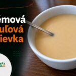 Fazuľová krémova polievka s údenym masom, jednoduchý recept Krémová fazuľová polievka v bielej miske