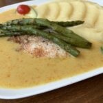 Šťavnatý kurací steak so špargľou: jednoduchý recept hotový za 35 minút Šťavnatý kurací steak so špargľou, omáčkou a zemiakovou kašou