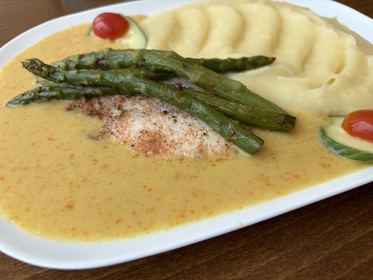 Šťavnatý kurací steak so špargľou, omáčkou a zemiakovou kašou