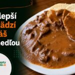 Najlepší hovädzí guláš s knedľou: ako ho uvariť, aby mäso dokonale zmäklo Hovädzí guláš s domácou knedľou na bielom tanieri