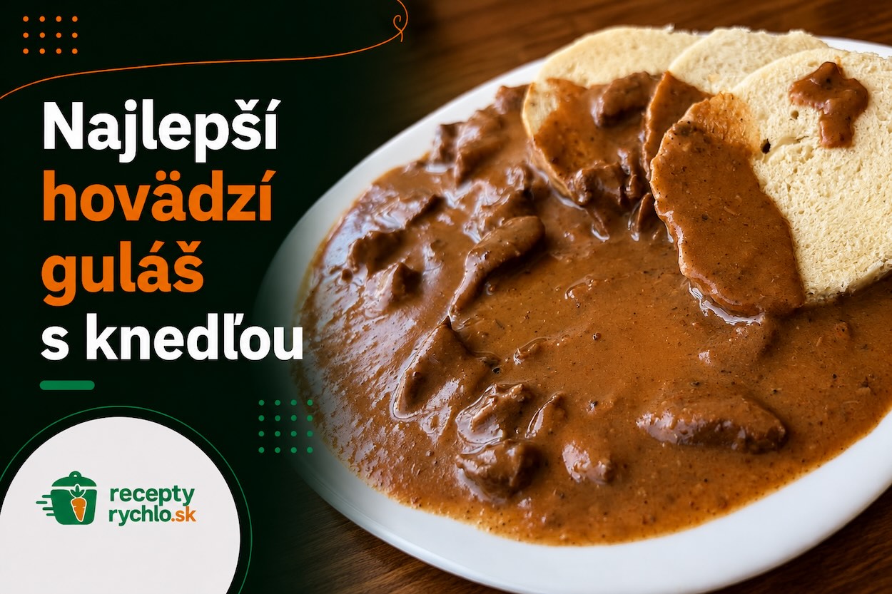 Hovädzí guláš s domácou knedľou na bielom tanieri