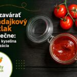 Ako zavárať paradajkový pretlak: postup, kyselina a sterilizácia Paradajkový pretlak v sklenenom pohári s čerstvými paradajkami