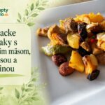 Sedliacke zemiaky s kuracím mäsom a klobásou z jednej panvice Sedliacke zemiaky s kuracím mäsom, klobásou a zeleninou