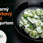 Výborný uhorkový šalát s jogurtom, jednoduchý recept hotový za 10 minút Uhorkový šalát s jogurtovým dresingom na čiernom tanieri