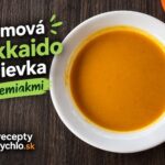 Hokkaido polievka so zemiakmi: krémová a sýta za 40 minút Krémová hokkaido polievka so zemiakmi v bielom tanieri
