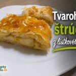 Tvarohová štrúdľa z lístkového cesta: rýchla a chrumkavá Tvarohová štrúdľa z lístkového cesta nakrájaná na kúsky