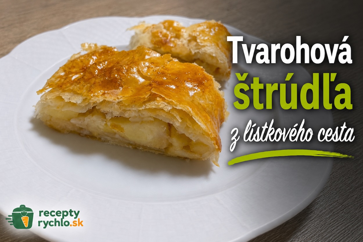 Tvarohová štrúdľa z lístkového cesta nakrájaná na kúsky