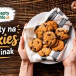 Recepty na cookies 7-krát inak: vyberte si svoj obľúbený recept Cookies s čokoládovými kúskami na bielom tanieri vedľa mlieka