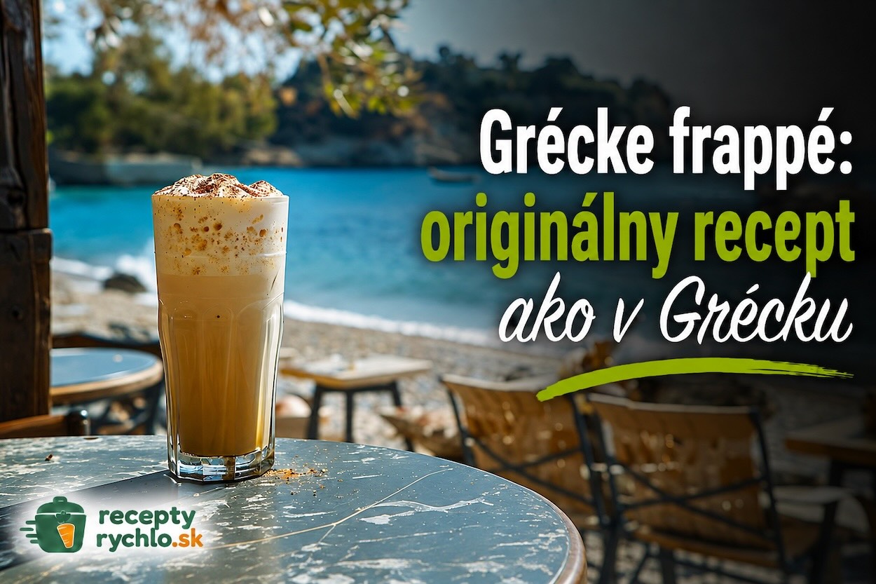 Grécke frappé s penou podávané v pohári pri mori