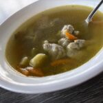 Kuracie pečeňové halušky do polievky: jednoduchý recept Kuracie pečeňové halušky v čírom vývare so zeleninou