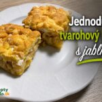 Jednoduchý tvarohový koláč s jablkami: vláčny a krémový Jednoduchý tvarohový koláč s jablkami nakrájaný na kúsky