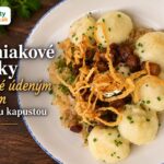 Zemiakové guľky plnené údeným mäsom s kyslou kapustou Zemiakové guľky plnené údeným mäsom podávané s kyslou kapustou, slaninou a cibuľkou