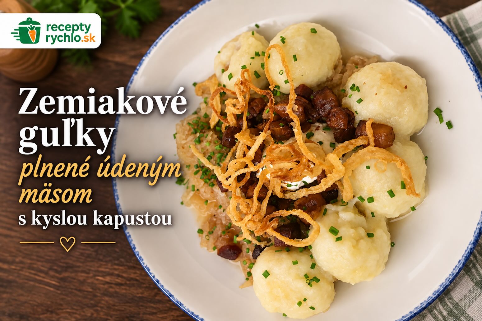 Zemiakové guľky plnené údeným mäsom podávané s kyslou kapustou, slaninou a cibuľkou